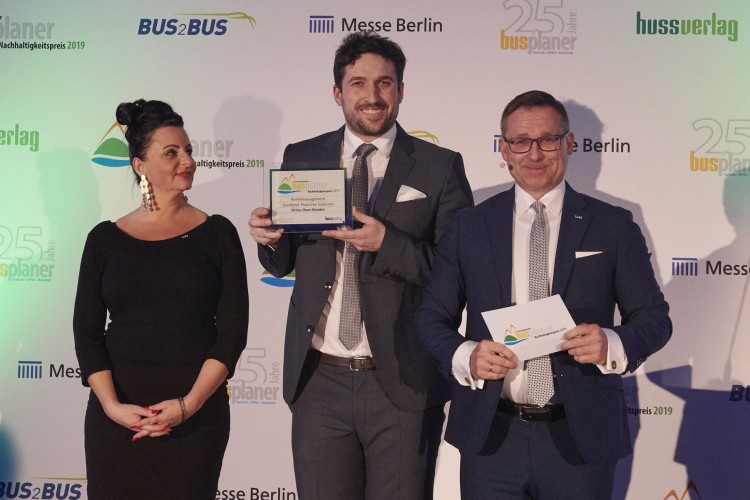 From left to right: Michaela Pech, Advertising Manager busplaner, Thomas Sauer, Marketing Specialist Goodyear Proactive Solutions EMEA, Bert Brandenburg, Executive Director HUSS-VERLAG (HUSS-VERLAG/Baschlakow)