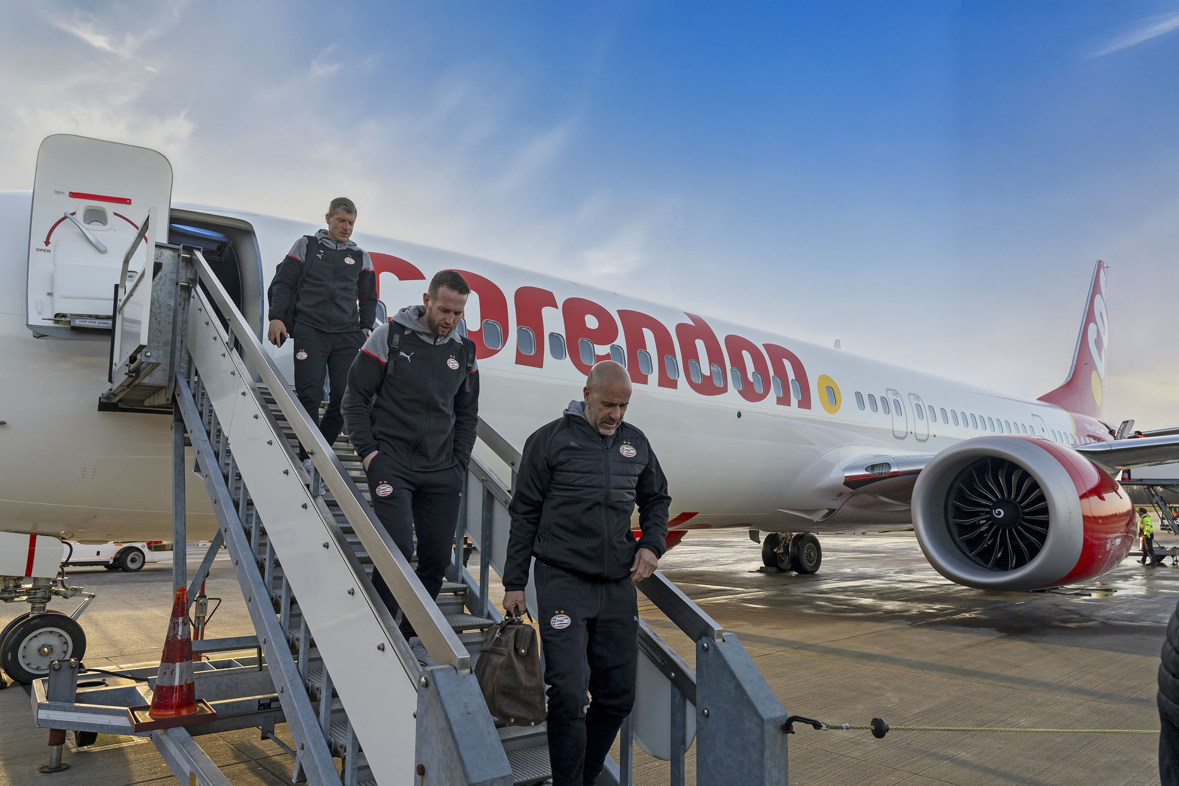 Corendon viert kampioenschap PSV met speciale kampioenskoffer