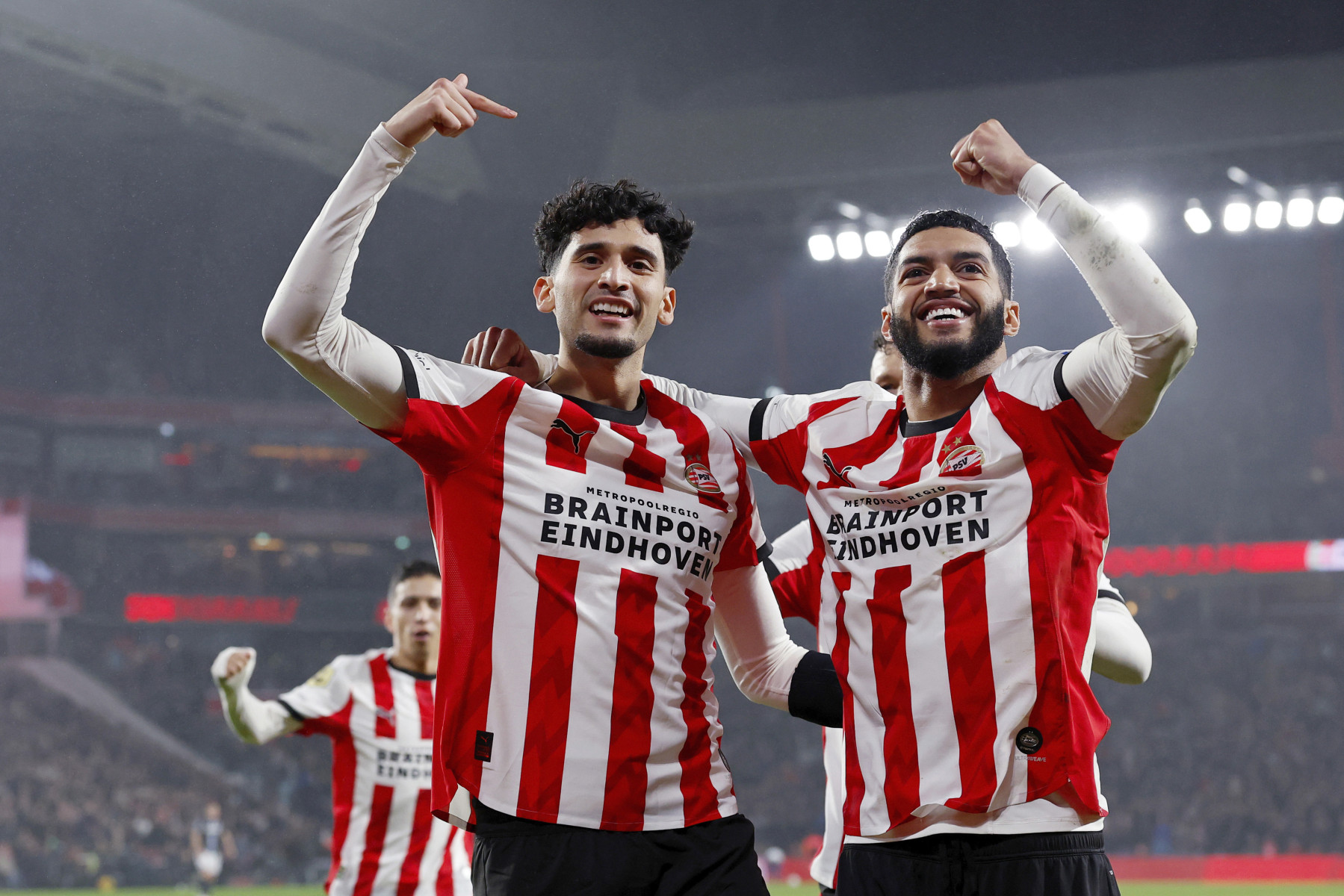 Corendon viert kampioenschap PSV met speciale kampioenskoffer
