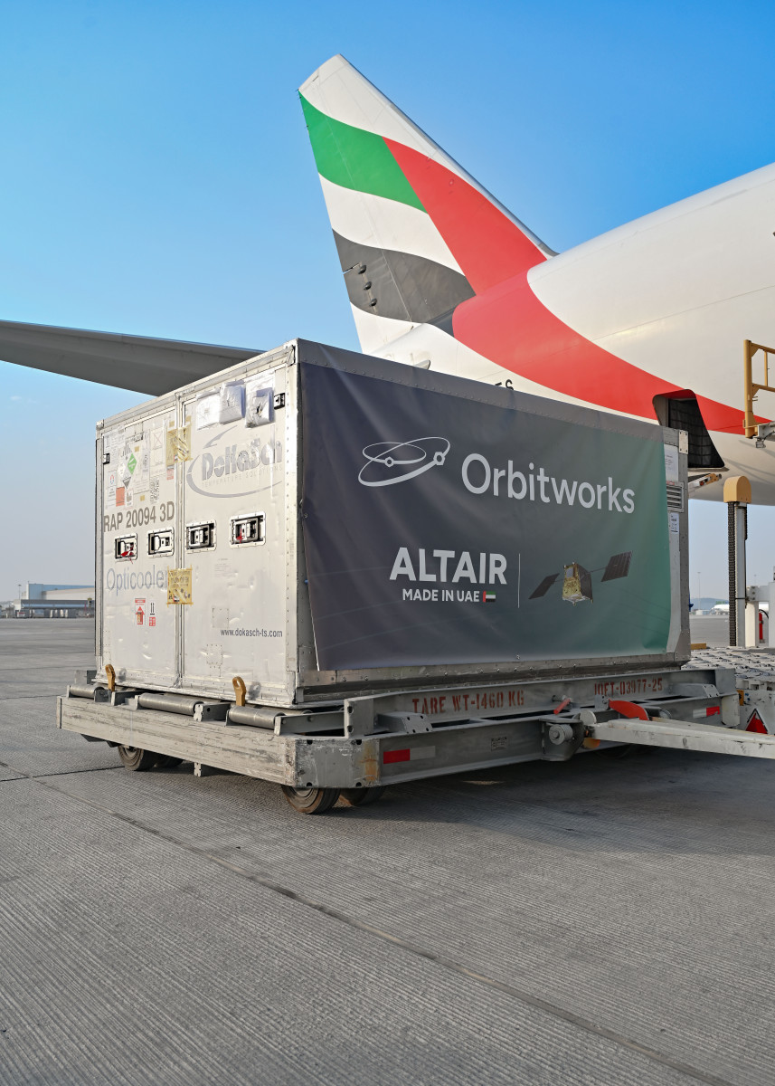 A Emirates SkyCargo utiliza um satélite fabricado nos Emirados Árabes Unidos pela Orbitworks. A Emirates SkyCargo utiliza um satélite fabricado nos Emirados Árabes Unidos pela Orbitworks.
