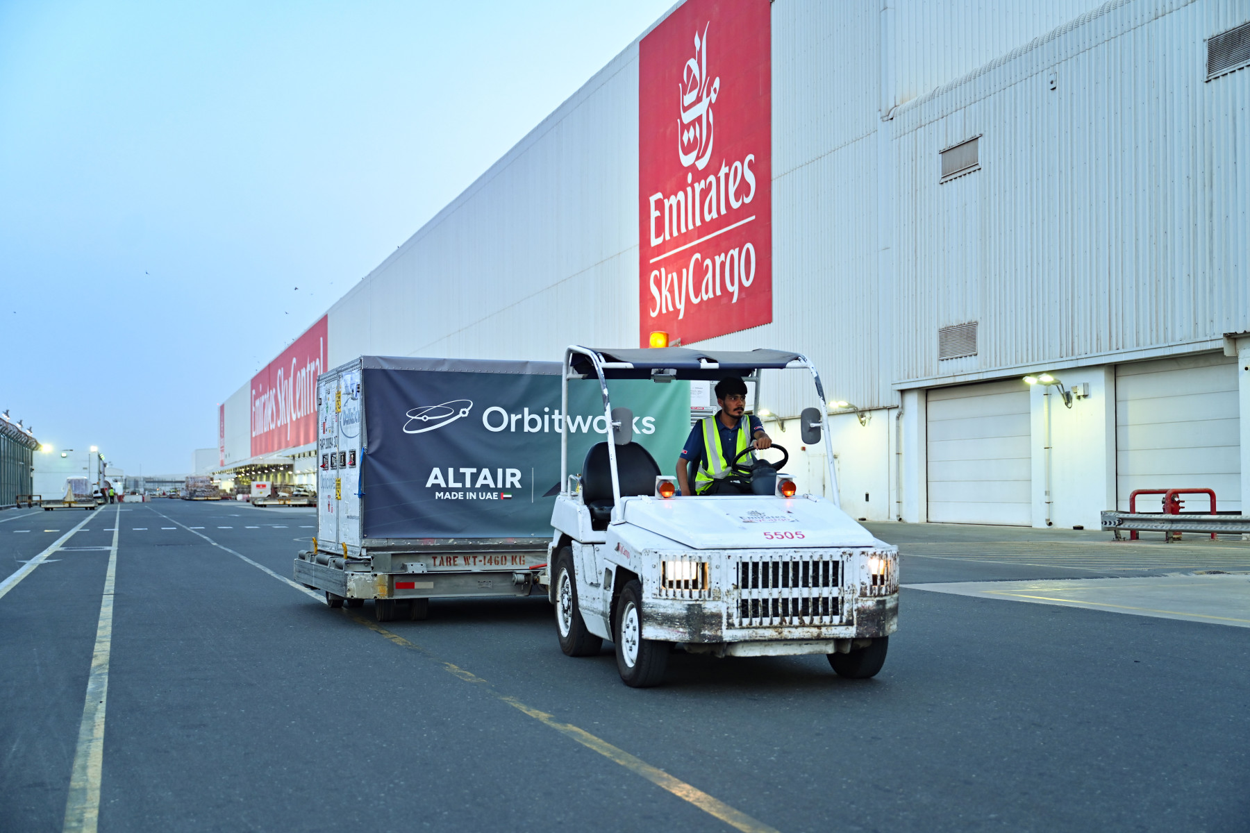 A Emirates SkyCargo transporta satélites fabricados nos Emirados Árabes Unidos. A divisão de Aeroespacial e Engenharia da companhia aérea oferece soluções dedicadas para cargas sensíveis, como satélites. A Emirates SkyCargo transporta satélites fabricados nos Emirados Árabes Unidos. A divisão de Aeroespacial e Engenharia da companhia aérea oferece soluções dedicadas para cargas sensíveis, como satélites.