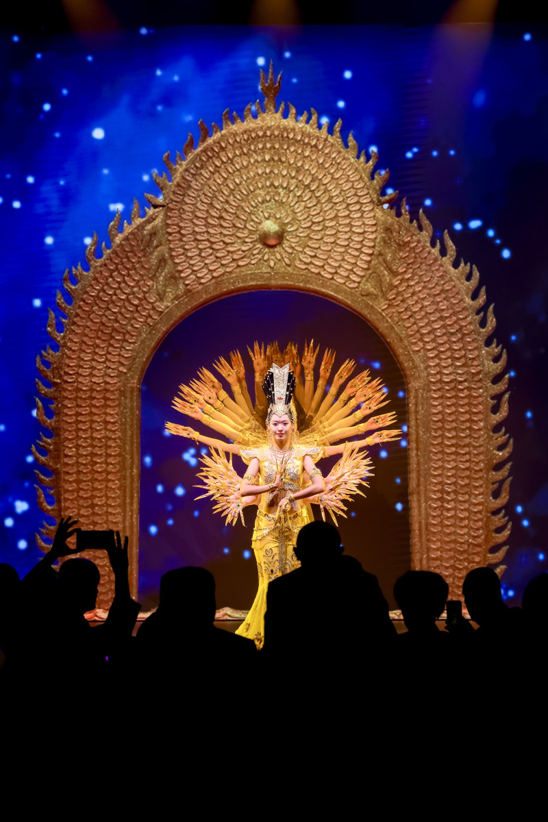 Thousand -hand Bodhisattva performing at Emirates' Gala Dinner in Shenzhen