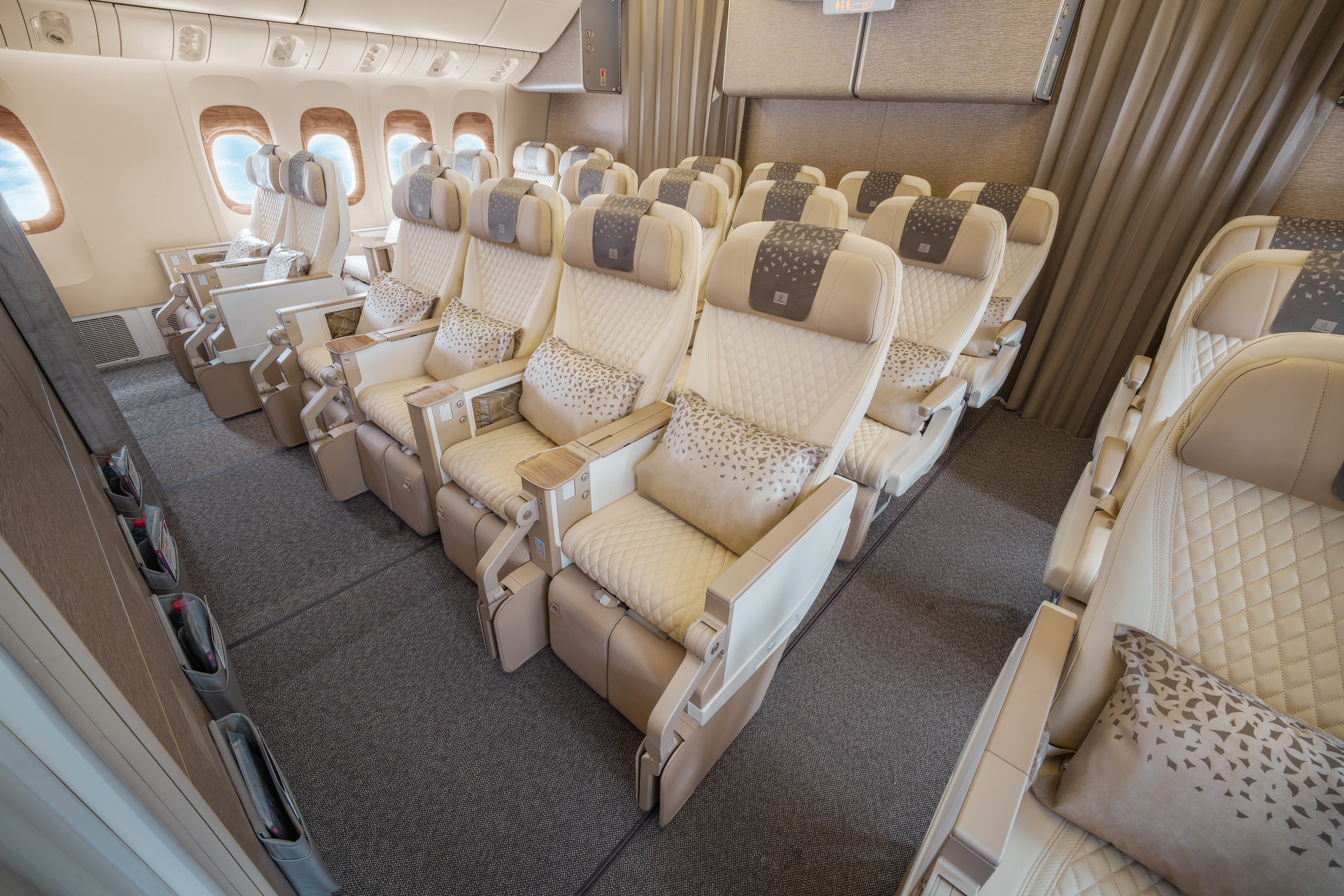 Emirates introduce Boeing 777 renovados con clase Premium Economy en ...