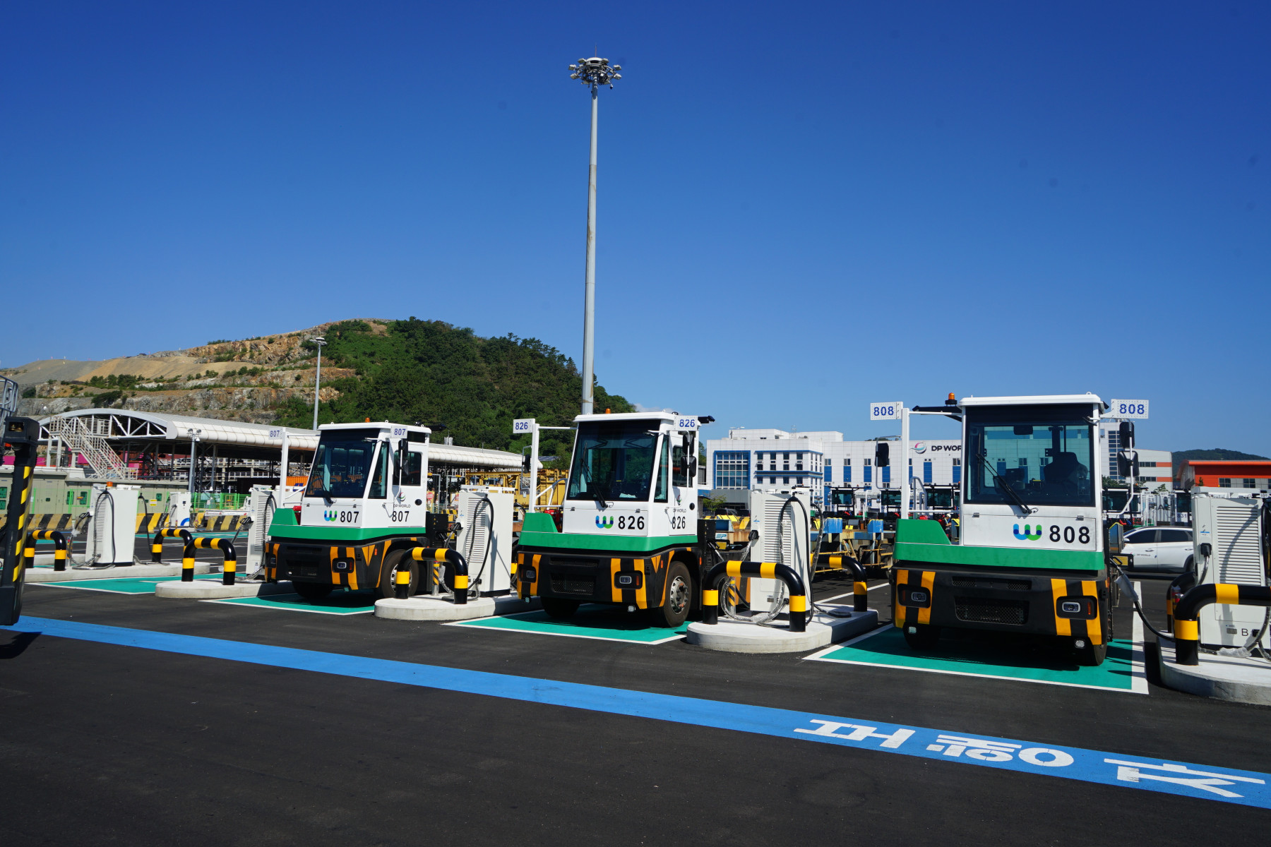 DP World釜山码头投用55台电动牵引车 单台减碳约七成