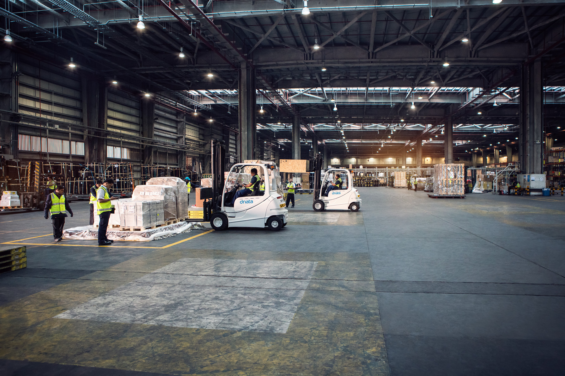 dnata, which serves more than 120 airline customers, handles on average 60,000 tonnes of cargo monthly in its DXB facility - dnata, which serves more than 120 airline customers, handles on average 60,000 tonnes of cargo monthly in its DXB facility dnata, which serves more than 120 airline customers, handles on average 60,000 tonnes of cargo monthly in its DXB facility