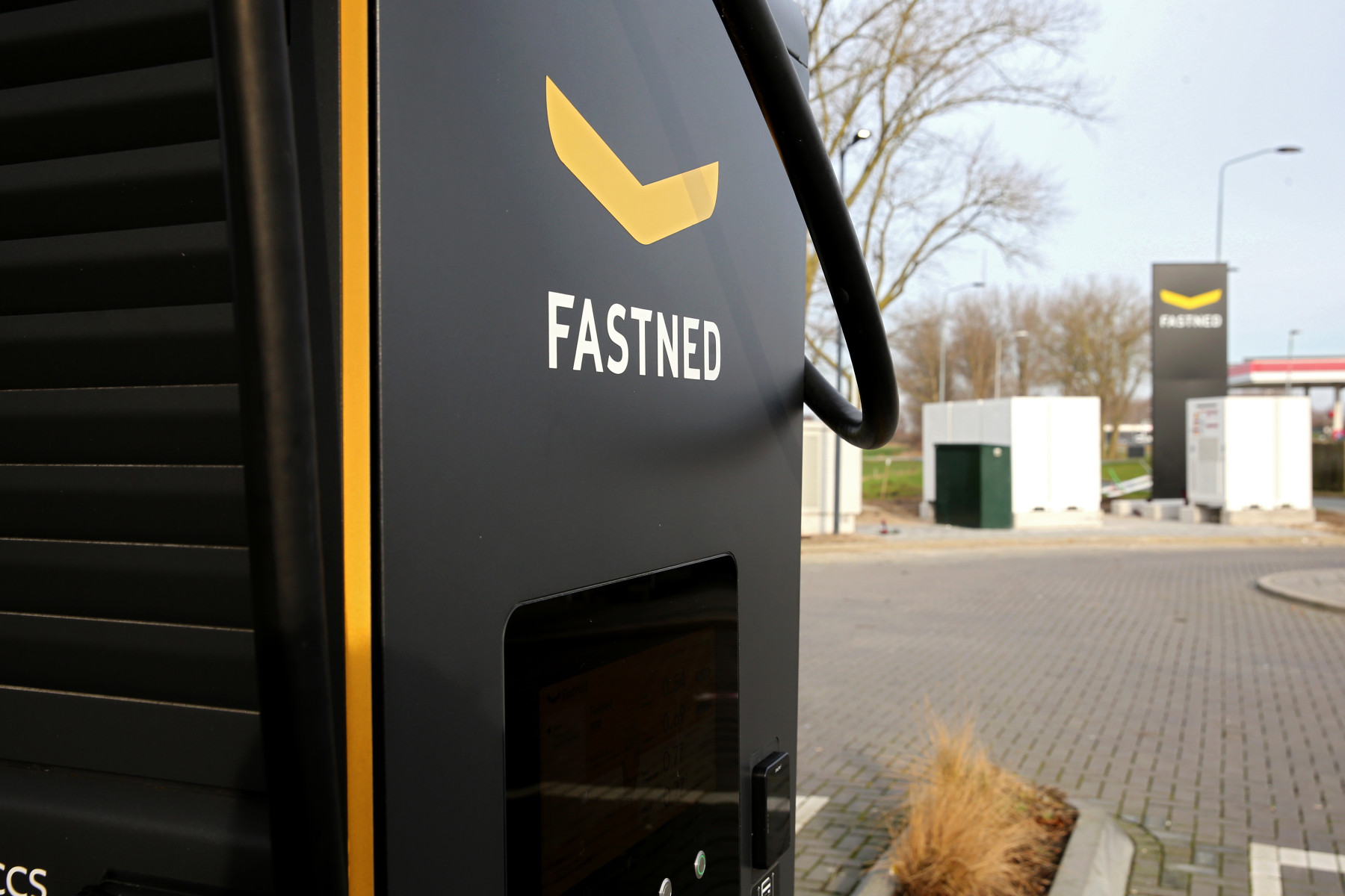 Fastned zet batterijsysteem in bij station Bisde om snellaadcapaciteit uit te breiden ondanks volle 