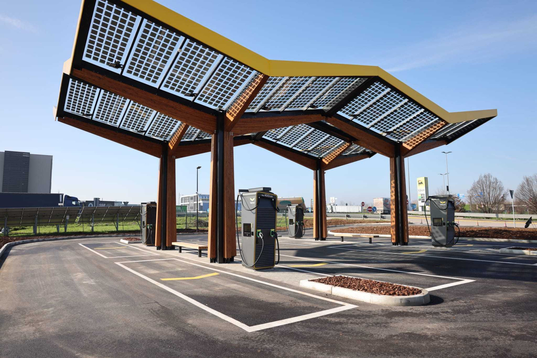Fastned arriva in Italia con una nuova stazione di ricarica presso il truck  park Brescia est, image size:1799x1200