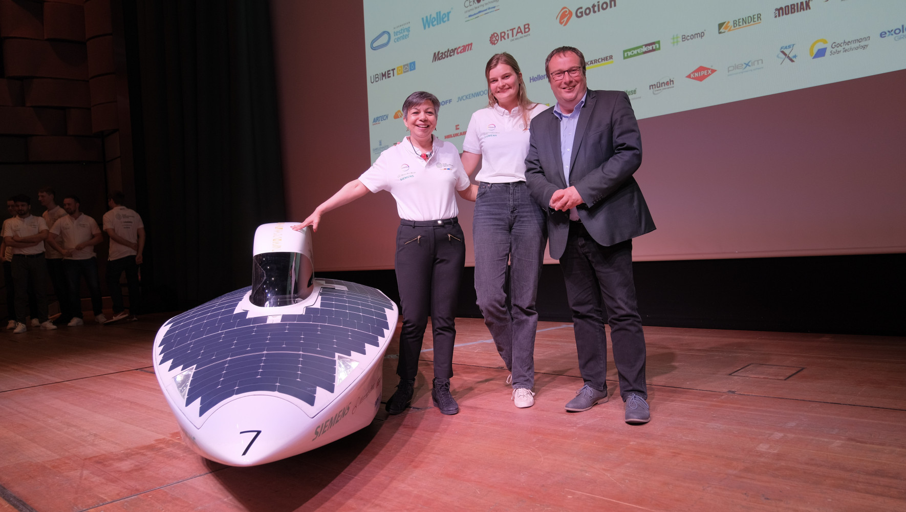 Documentary-film-of-SONNENWAGEN-celebrates-world-premiere_Team-presents-new-prototype