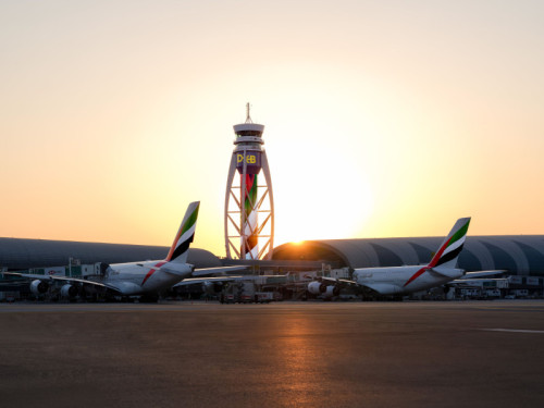 برج المراقبة بمطار دبي الدولي يتوشّح بعلم اإلمارات احتفاء ً بروح الوطن