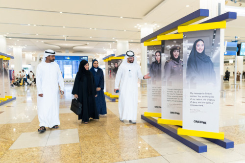 مطارات دبي تضيء على إنجازات المرأة الإماراتية في قطاع الطيران بمعرض "رسائل إلى الغد"