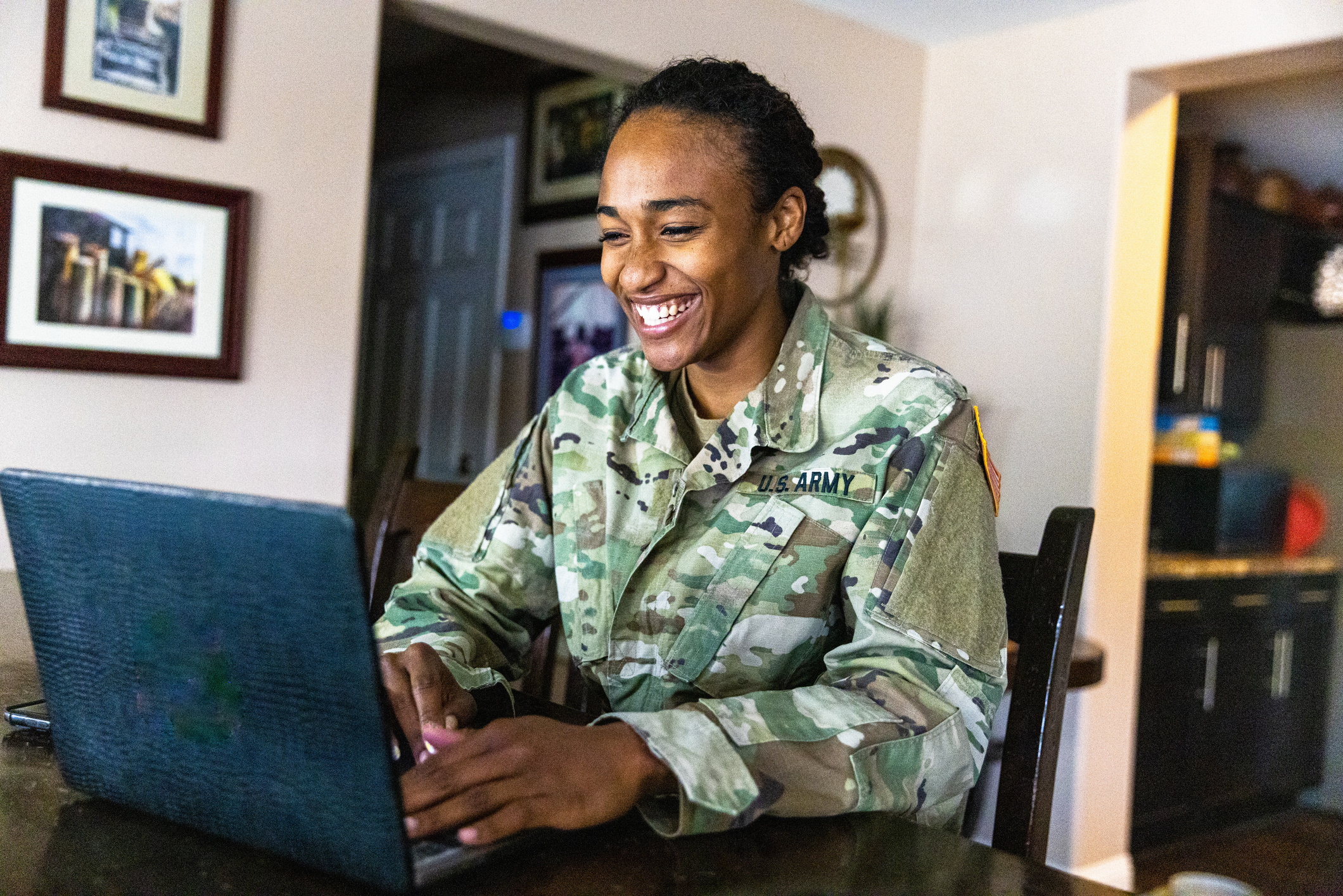2025-06-11_Female_Army_Uniform_Home_Computer_1394667392