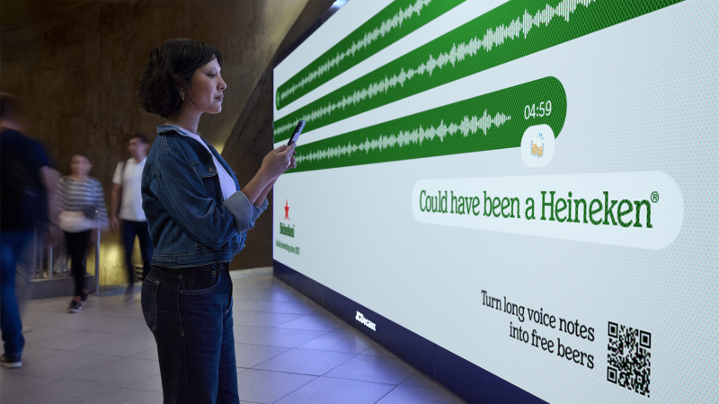 la campagna di Heineken per ridurre i vocali lunghi su whatsapp