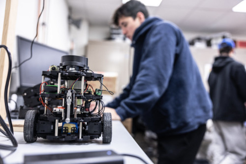 Gripping Robotics Course Fuels Hands-On, Collaborative Learning