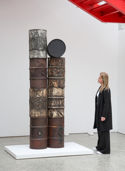 Museum Würth zeigt Ausstellung „Verhüllt, verschnürt, gestapelt“ zu ...