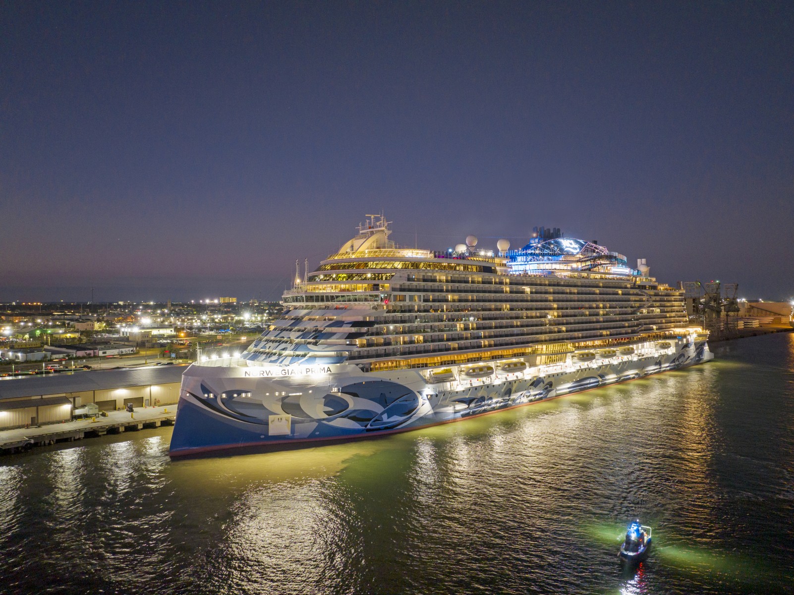 Kelly Clarkson e Norwegian Cruise Line Celebram 100 Educadores