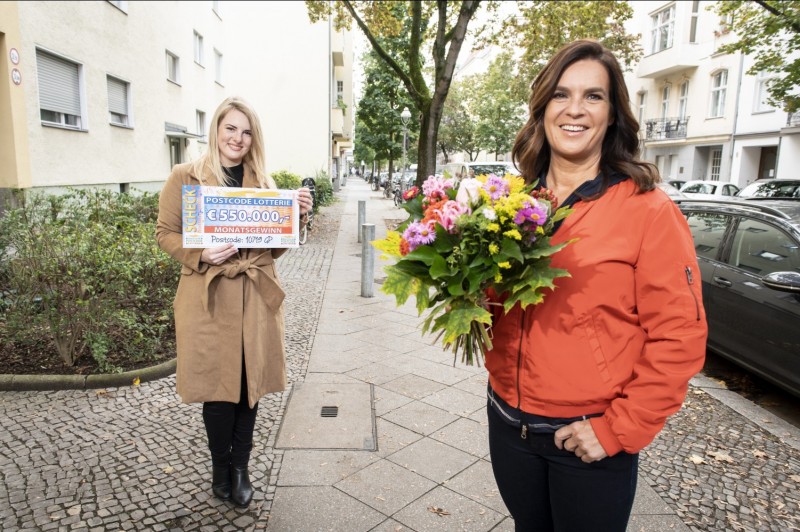 Katarina Witt überrascht Charlottenburger mit MillionenGewinn der Deutschen Postcode Lotterie