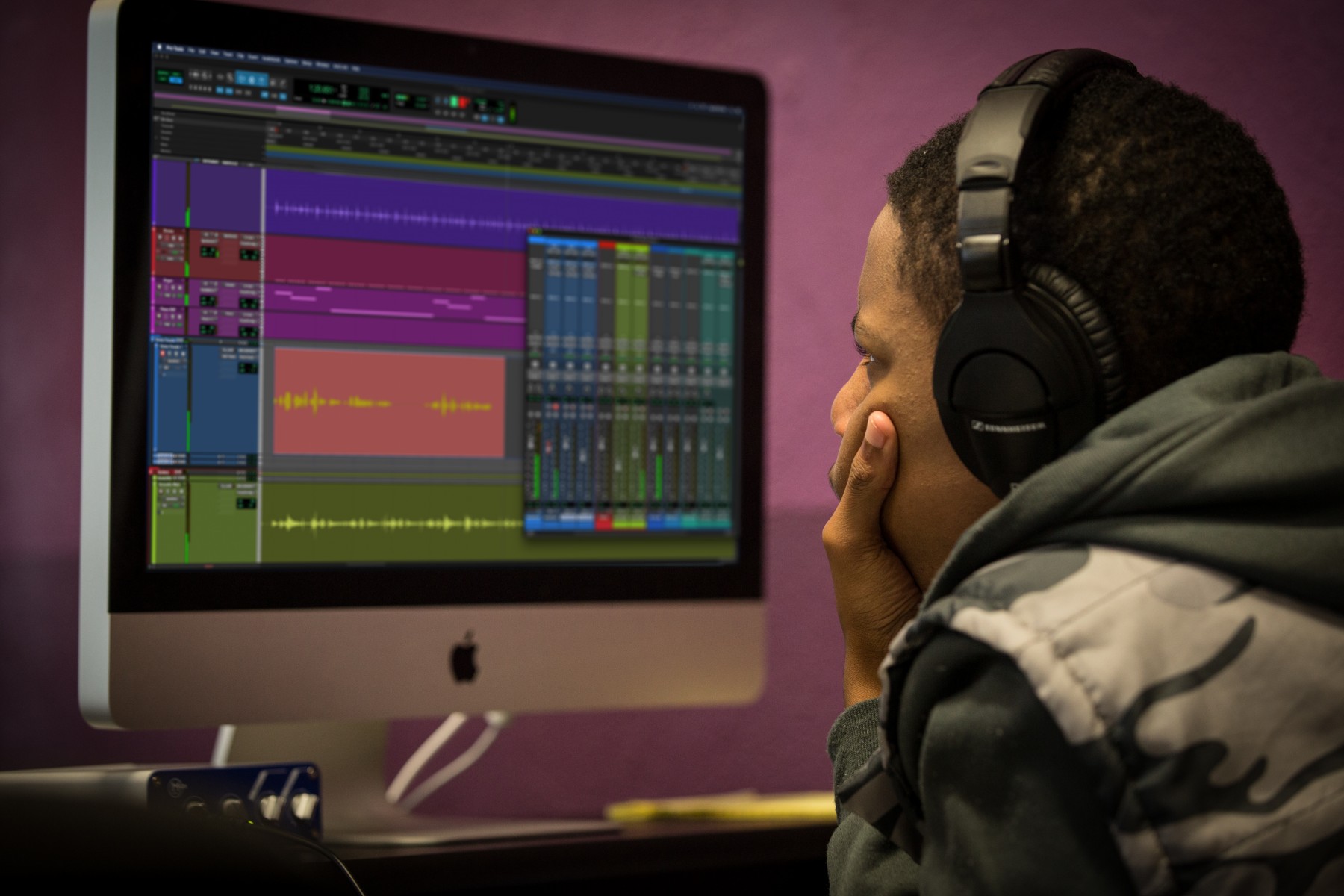 Student_learning_Pro_Tools