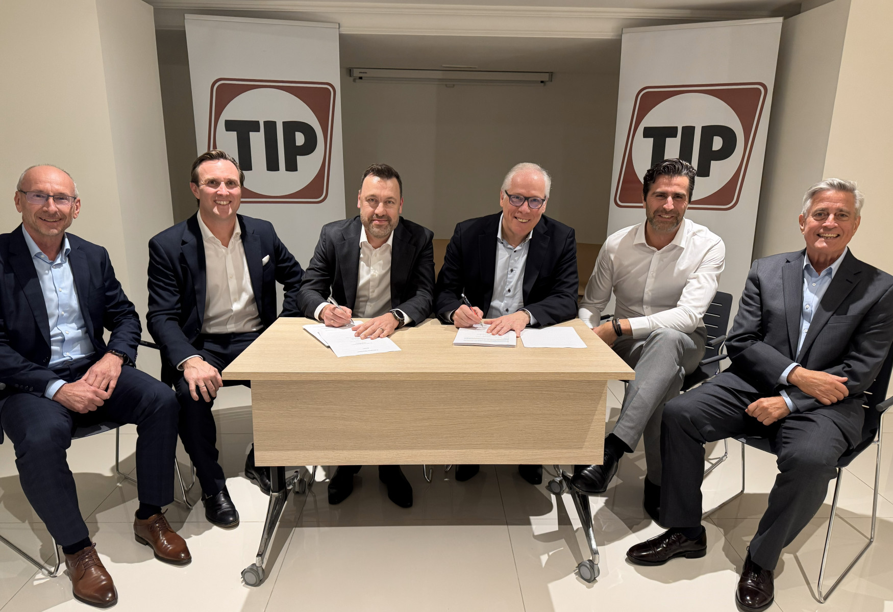 From left to right: Horia Chirita (International Key Account Manager, MAN Truck & Bus SE), Diederick van Haselen (Global Equipment Director, TIP Group), Arjen Kraaij (CEO, TIP Group), Friedrich Baumann (Executive Board Member Sales & Customer Solutions, MAN Truck & Bus SE), Johannes Kramer (Senior Vice President International Key Account, MAN Truck & Bus SE), Bob Fast (Former CEO, TIP Group)