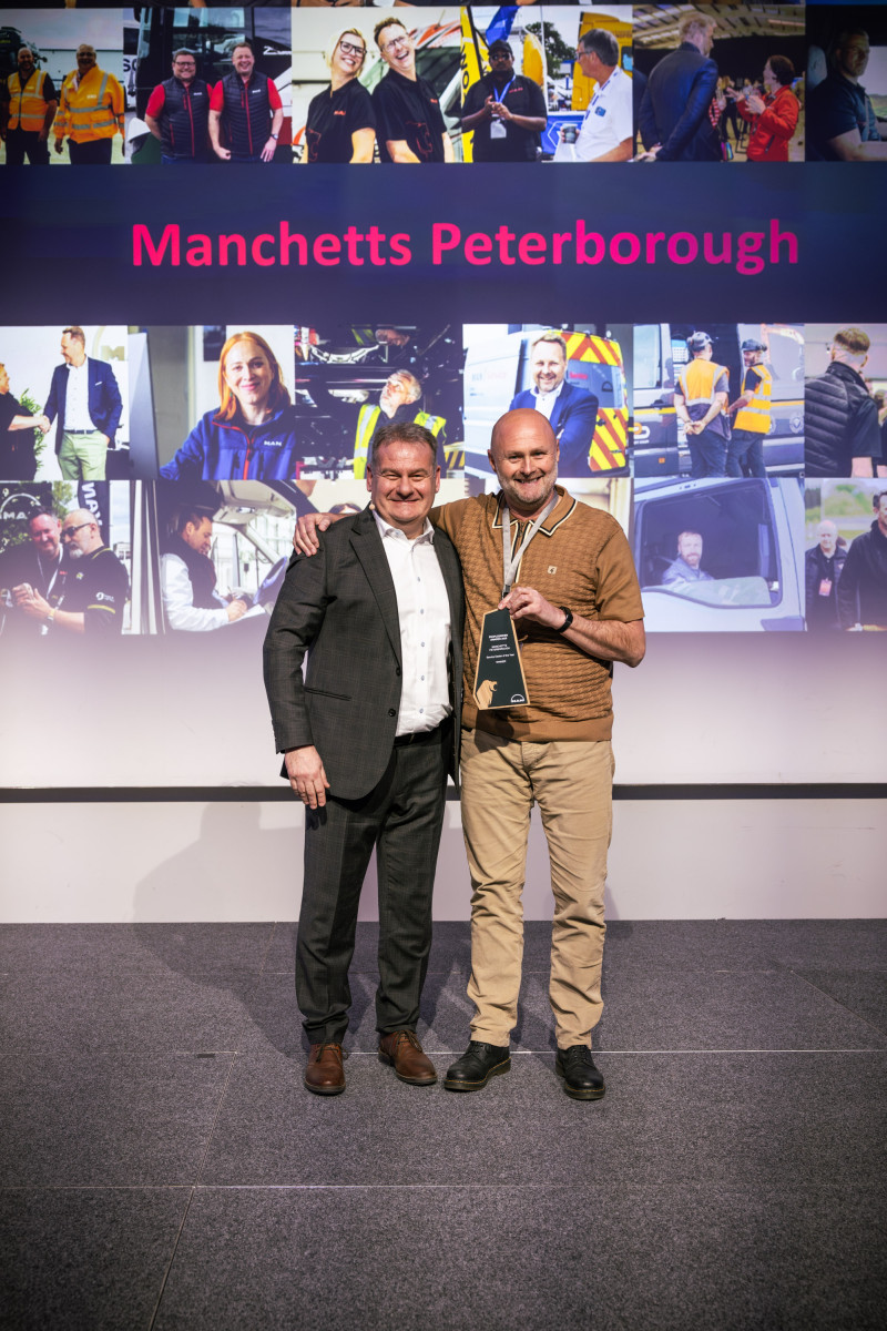 Jan Kohlmeier, Managing Director of MAN Truck & Bus UK Ltd, presents Peter Bradshaw, Branch Manager at Manchetts Peterborough, the MAN Truck & Bus UK Ltd’s 2025 Dealer of the Year trophy.