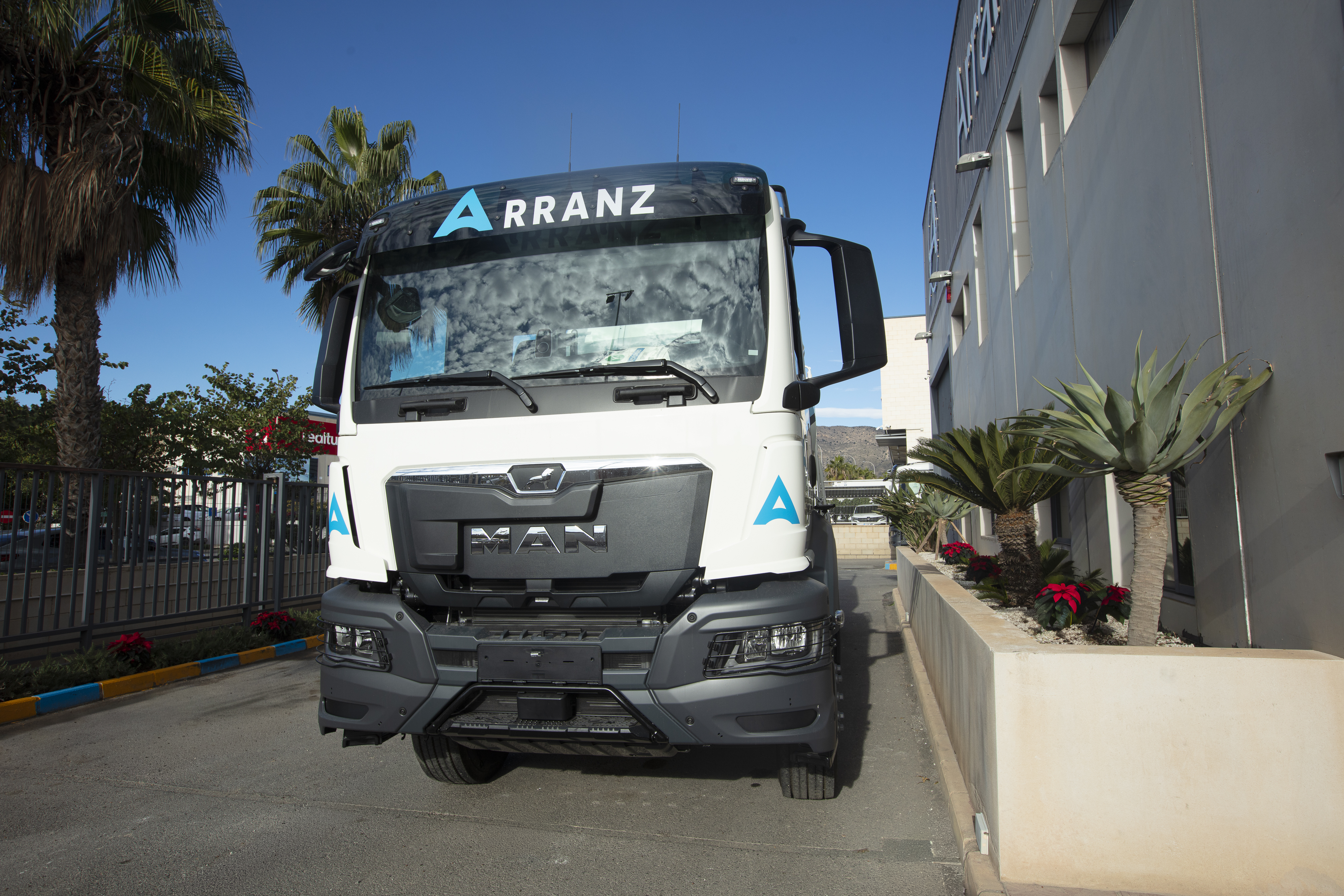 MAN Truck & Bus Iberia entrega 71 hormigoneras MAN TGS 35.440 8x4 a ...