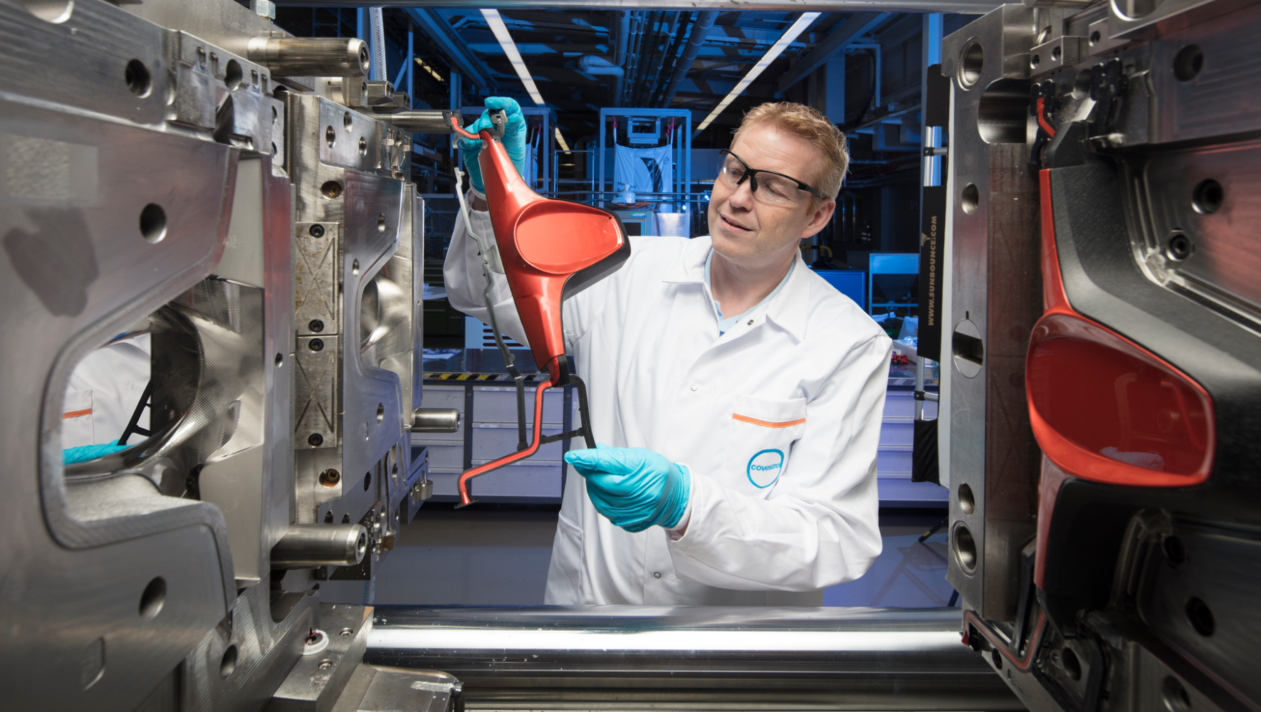 20250514_injection-molding-machine