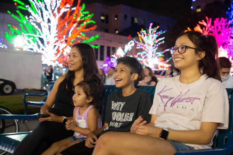 211205-HolidayExtravaganzaRushEdits-1040
