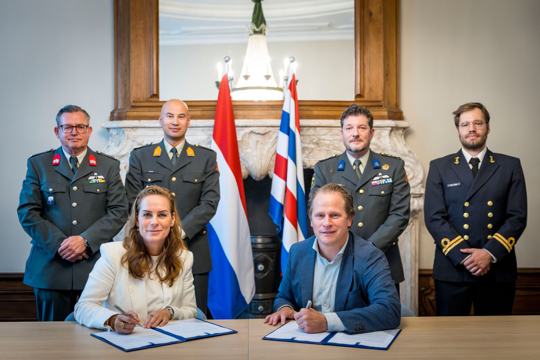 Staatssecretaris van Defensie Gijs Tuinman en Dailah Nihot (lid van de Management Board NN Group) ondertekenen een convenant met Nationale-Nederlanden inzake reservisten. - Den Haag, 8 oktober 2025. Staatssecretaris van Defensie Gijs Tuinman en Dailah Nihot (lid van de Management Board NN Group) ondertekenen een convenant met Nationale-Nederlanden inzake reservisten. Staatssecretaris van Defensie Gijs Tuinman en Dailah Nihot (lid van de Management Board NN Group) ondertekenen een convenant met Nationale-Nederlanden inzake reservisten.