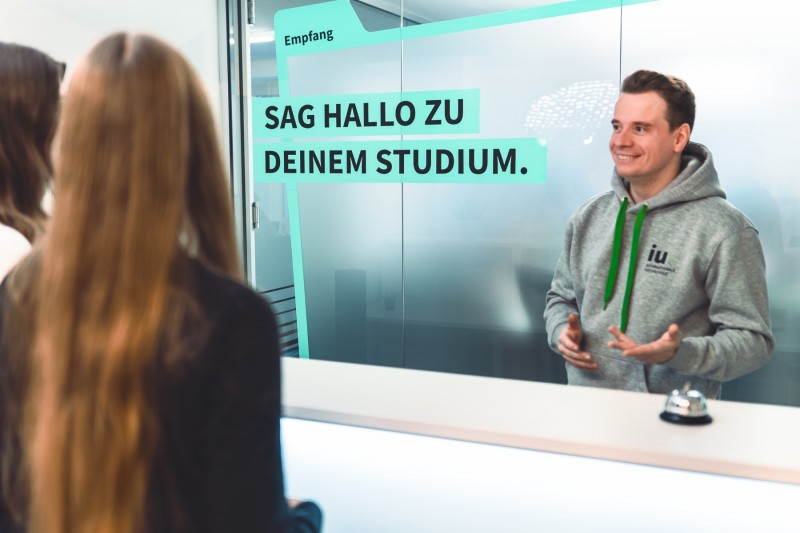 IU INTERNATIONALE HOCHSCHULE ERREICHT NEUEN MEILENSTEIN VON 100.000 STUDIERENDEN