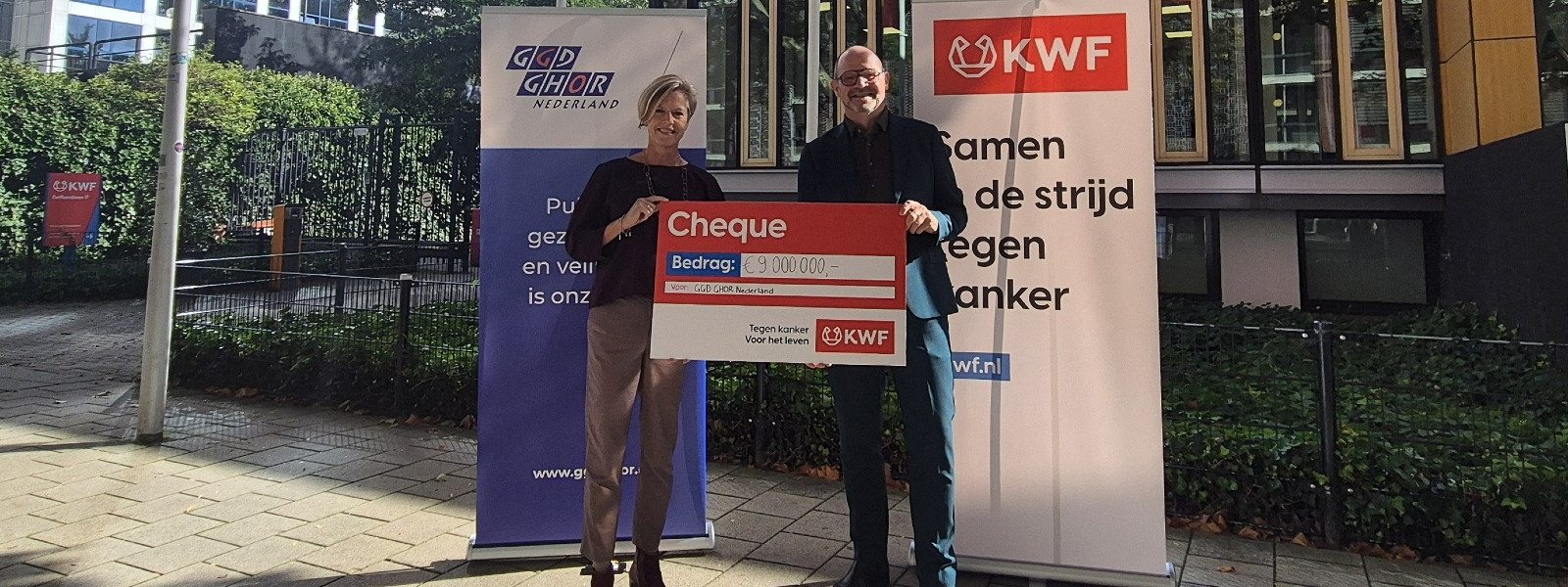 directeuren-kwf-en-ggdghor-overhandiging-cheque