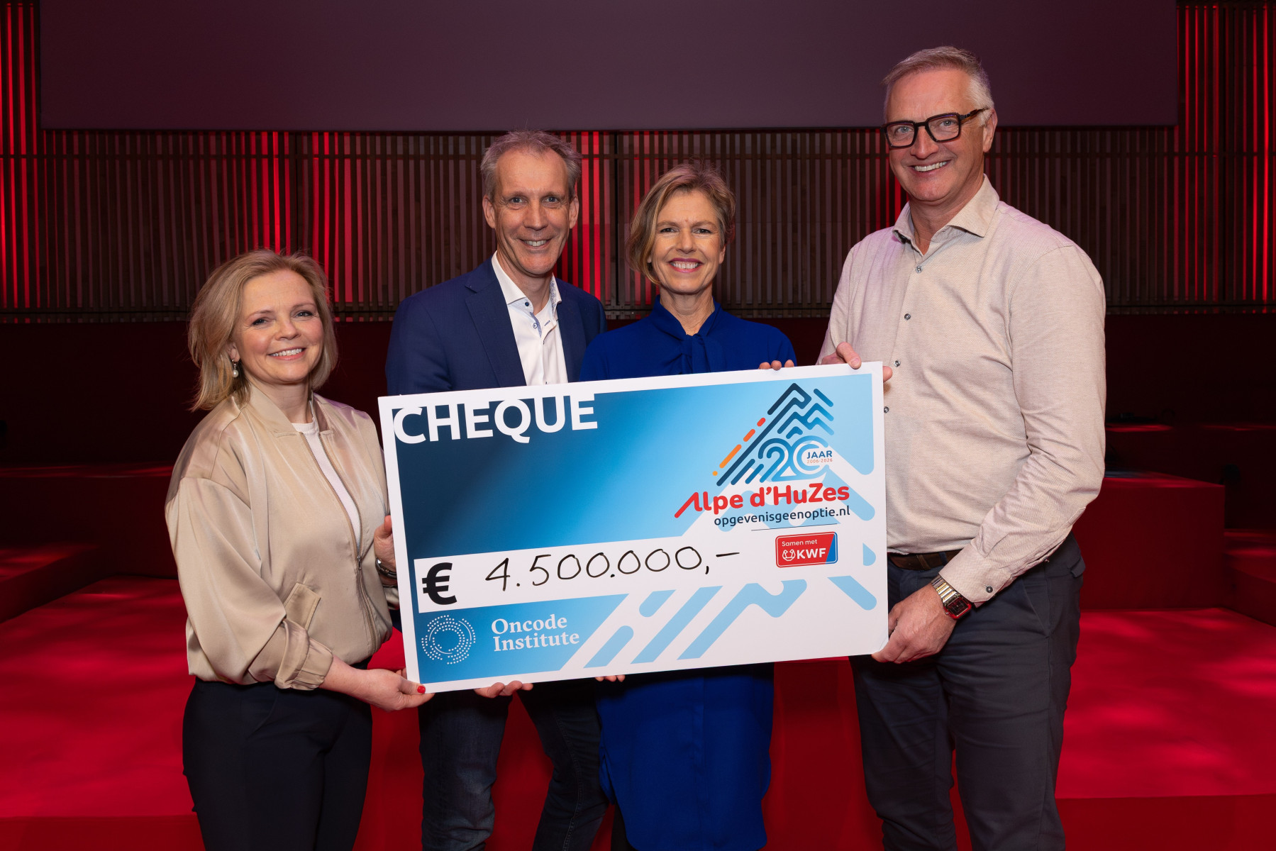 Overhandiging van de cheque door Erik Jutstra, Carla van Gils en Dorine Manson aan Jan Paul Medema. Fotocredits Elvin Boer.
