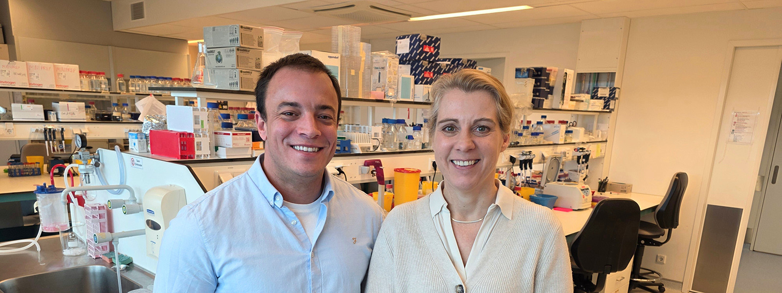 Dr. Juan Garaycoechea en prof. Puck Knipscheer in het Hubrecht Instituut