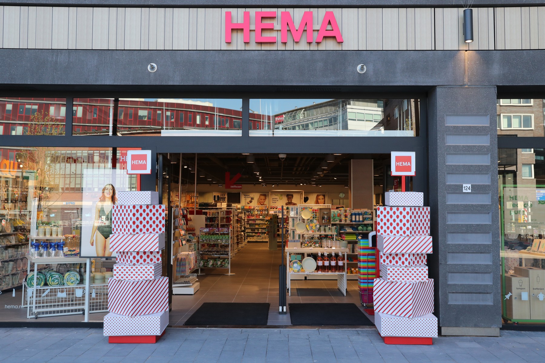HEMA Opent Nieuwe Winkel In Winkelcentrum BoLo Aan Het Bos En HEMA Opent Nieuwe Winkel In Winkelcentrum BoLo Aan Het Bos En