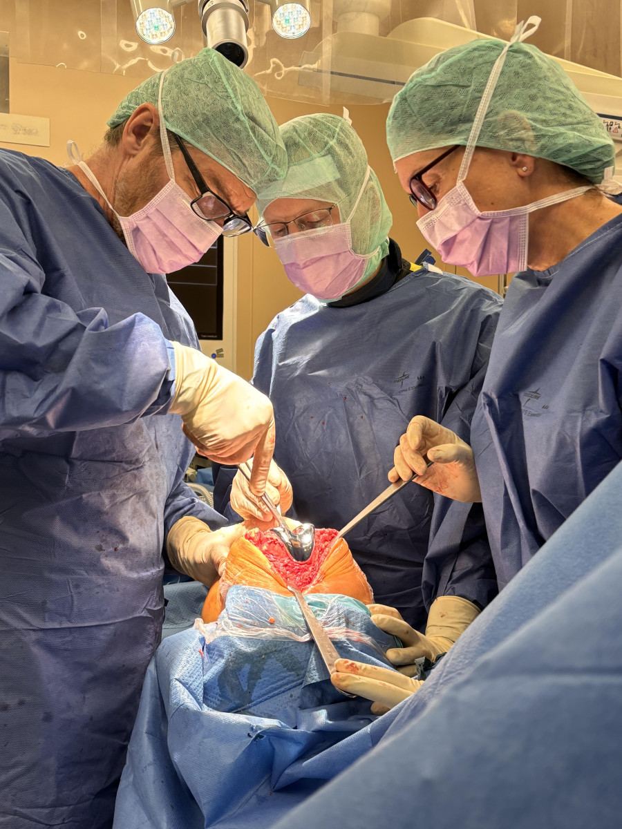 Professor Andreas Halder, Chefarzt der Sana Kliniken Sommerfeld, bei der Revisions-Knie-OP