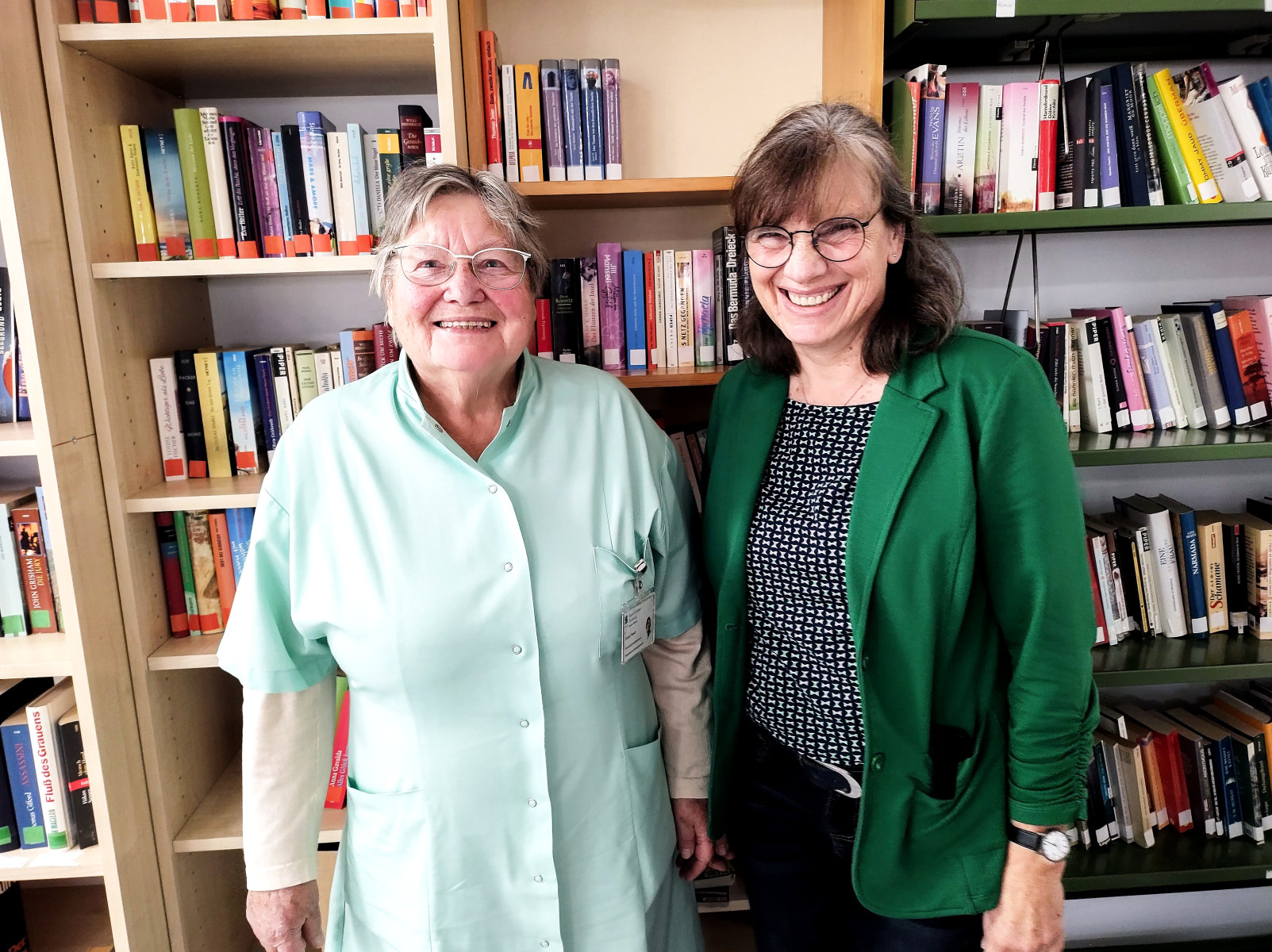 &ldquo;Gr&uuml;ne Dame&rdquo; Gerda Pietsch und Pastorin Dorothee K&ouml;nig informieren &uuml;ber das Ehrenamt in den Sana Kliniken Duisburg.