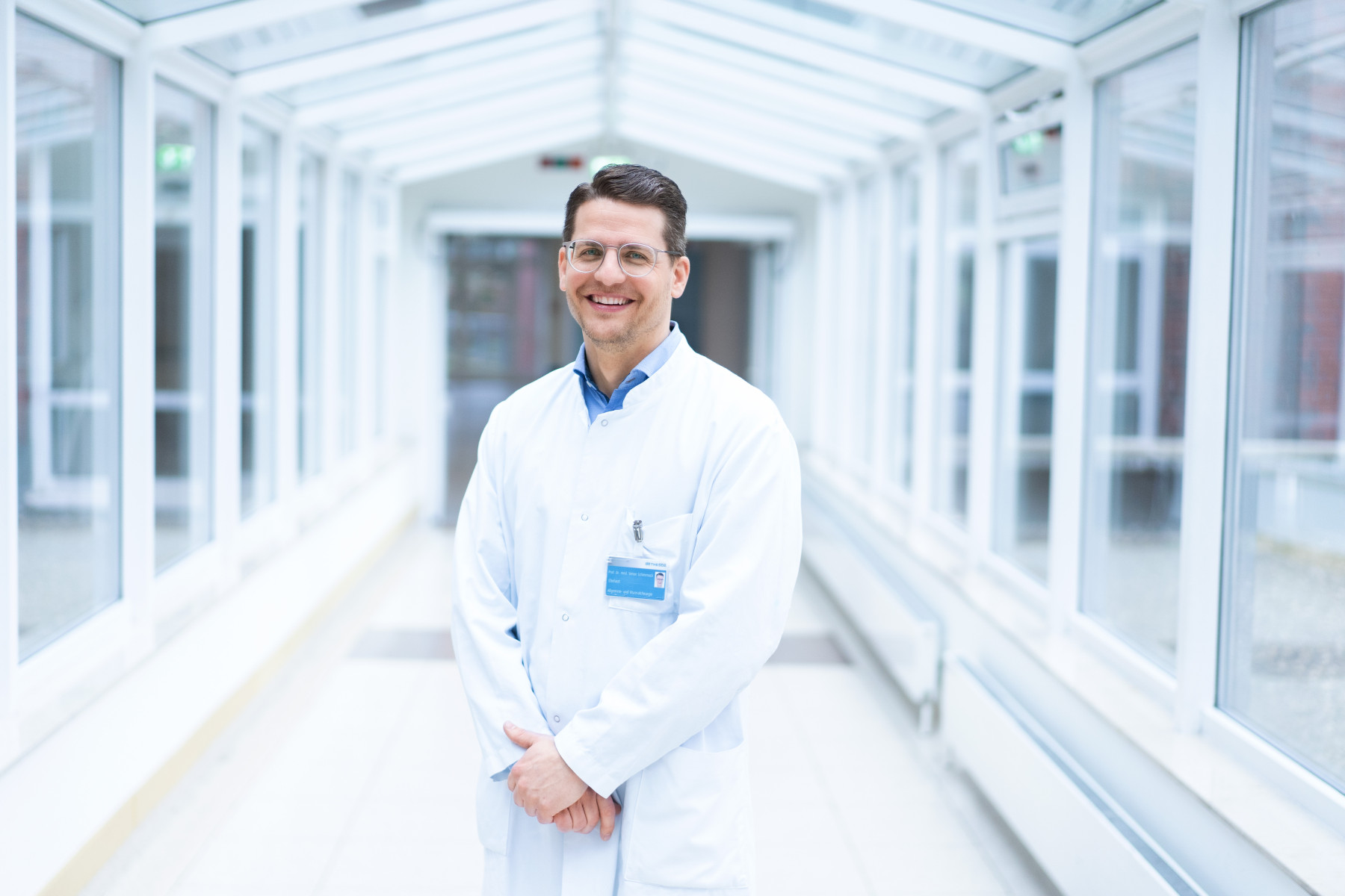 Prof. Simon Schimmack, Chefarzt der Allgemein- und Viszeralchirurgie im Evangelischen Krankenhaus BETHESDA und Chefarzt der Allgemein- und Viszeralchirurgie in den Sana Kliniken Duisburg.