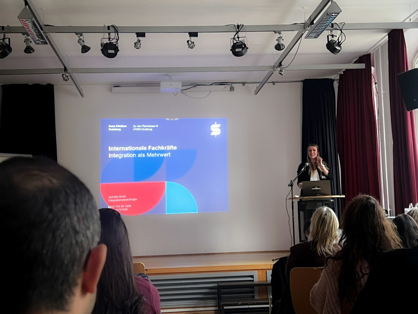 Jennifer Arndt, Integrationsbeauftragte der Sana Kliniken Duisburg, war zu Gast beim Fachtag des &bdquo;Netzwerk Integration durch Arbeit&ldquo; (NIDA).