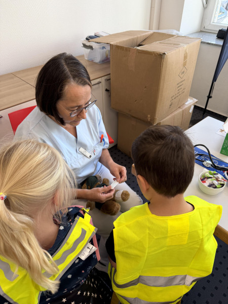 Unfallchirurgin Janine Kirst untersucht einen "Patienten"
