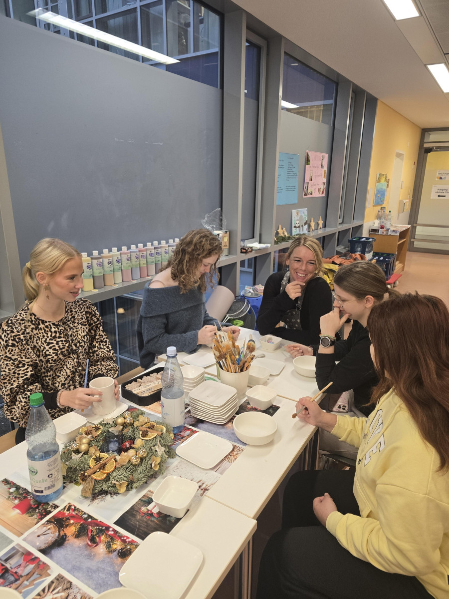 Keramik-Malaktion mit Rebecca M&uuml;rkens vom Yoga &amp; Art Studio &bdquo;The Cove&ldquo;