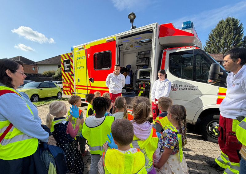 Ein Blickfang für die Kids in knalligem Rot und Gelb: Rettungswagen der Hürther Feuerwehr