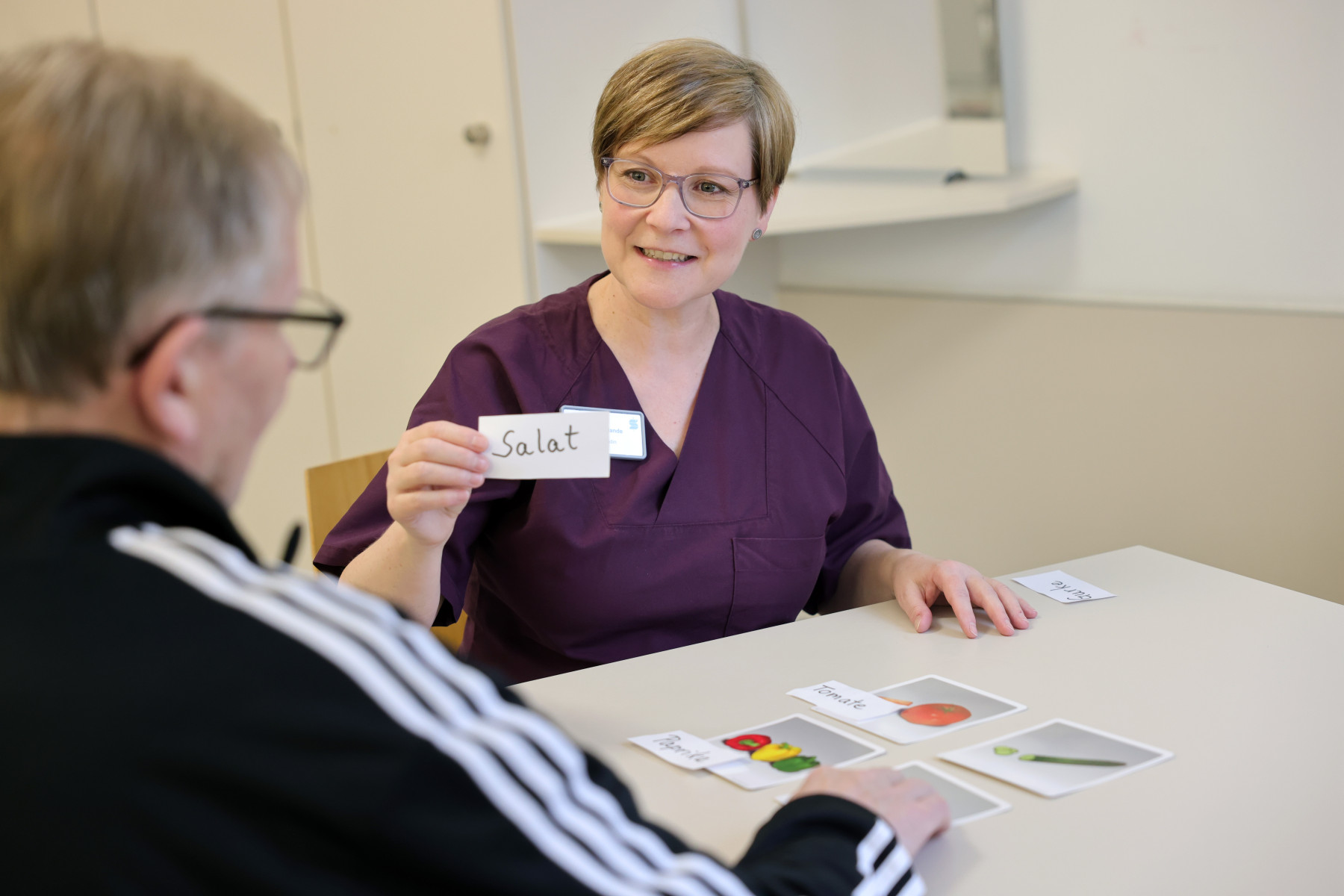 Kristin Hande mit einem Patienten