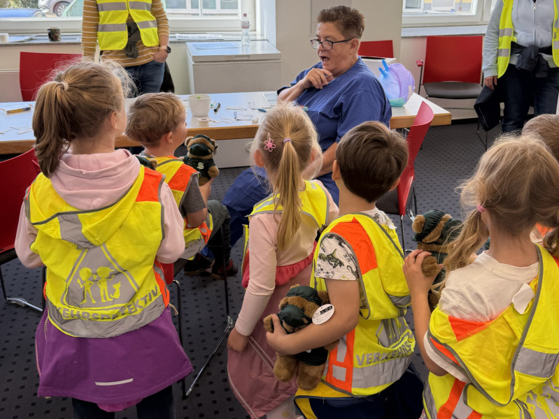 Anneliese Winkel im Gespräch mit den Kindern