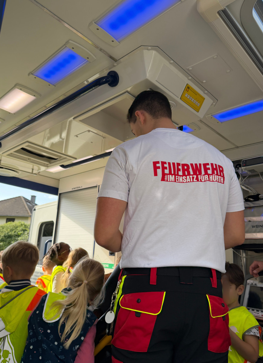 Im "Einsatz" mit Kids im Rettungswagen der H&uuml;rther Feuerwehr
