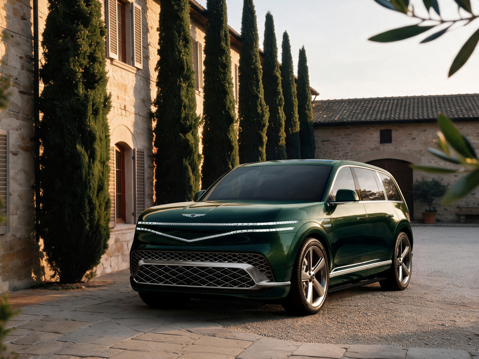 Genesis GV90 тёмно-зелёного цвета, вид спереди три четверти