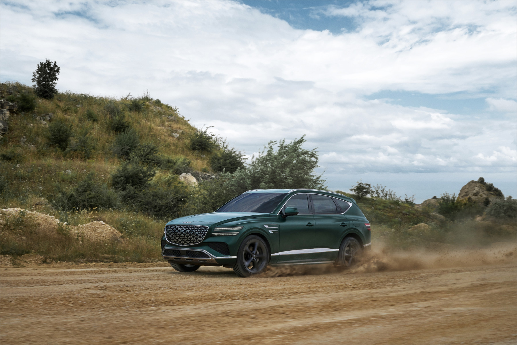 Genesis GV80 Hybrid на грунтовой дороге