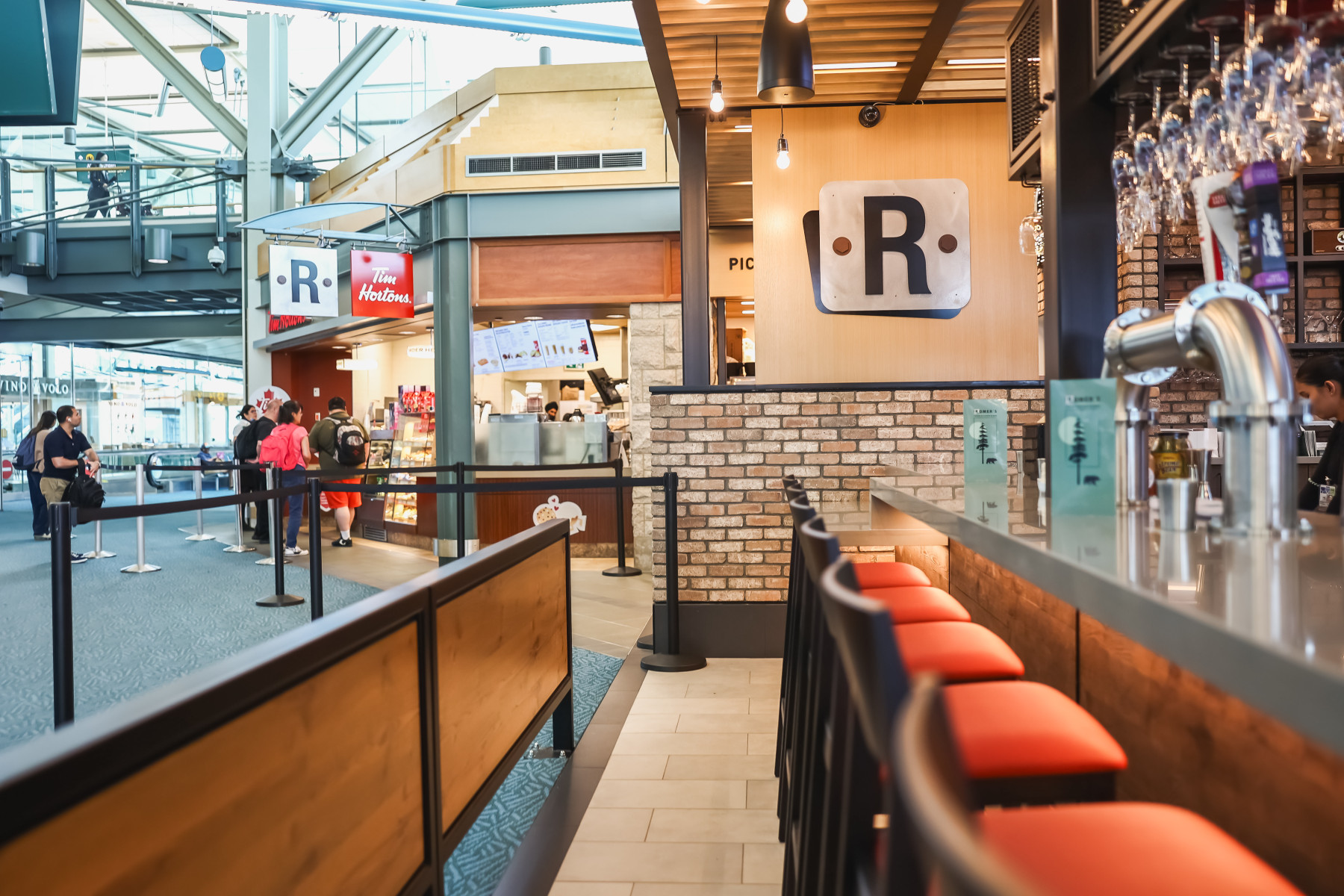 YVR welcomes Romer’s Fresh Kitchen & Bar