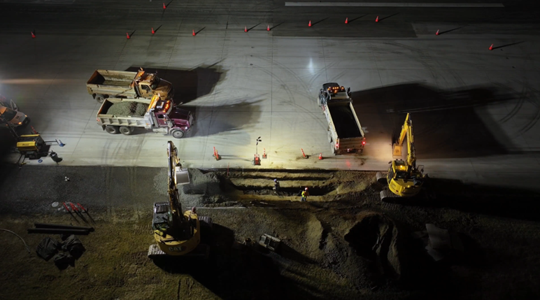 Légende de l’image : Des équipes s’activent à réparer des infrastructures de drainage souterrain.