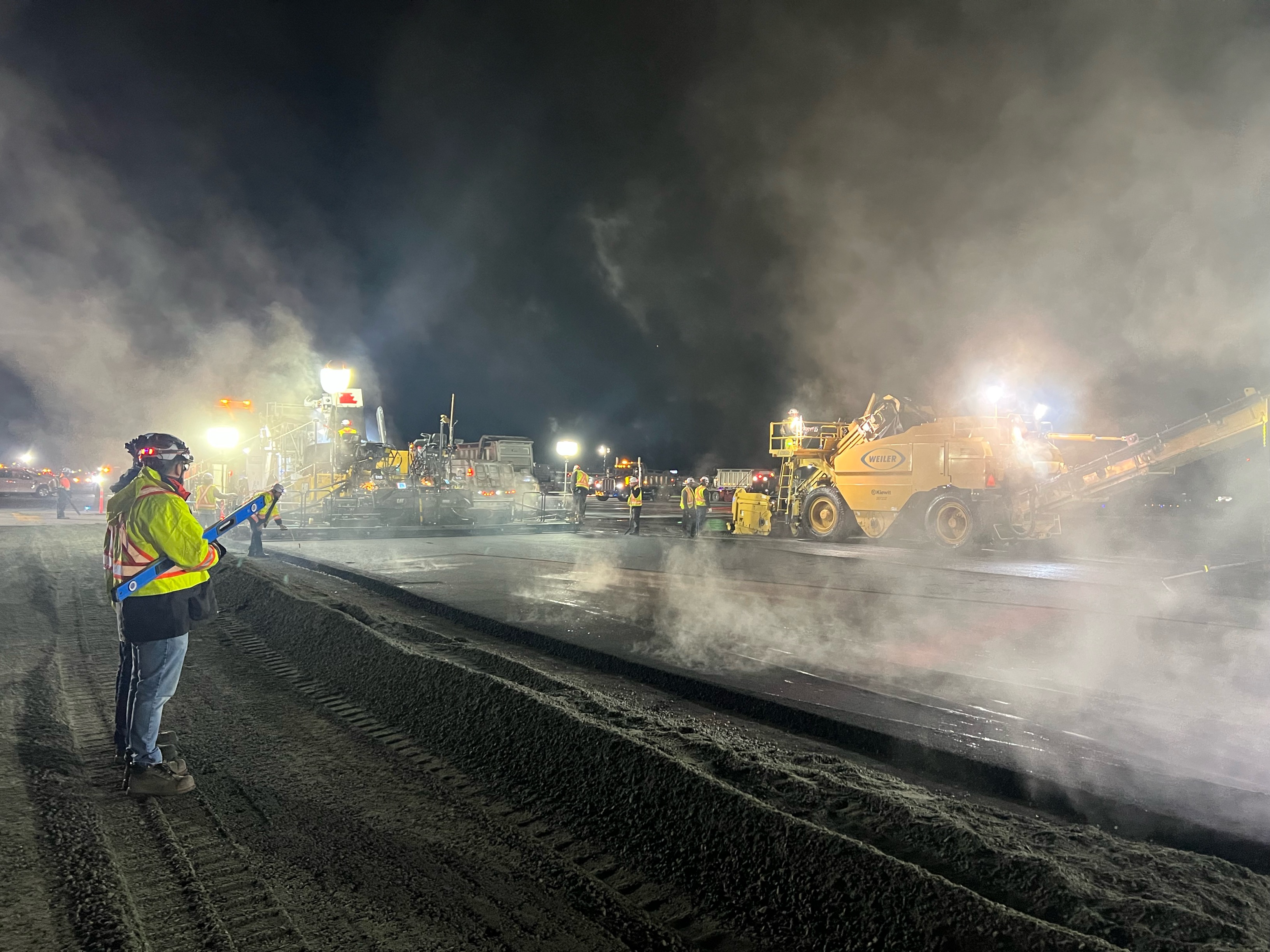 Les travaux d’asphaltage sont en cours sur la piste nord de YVR.