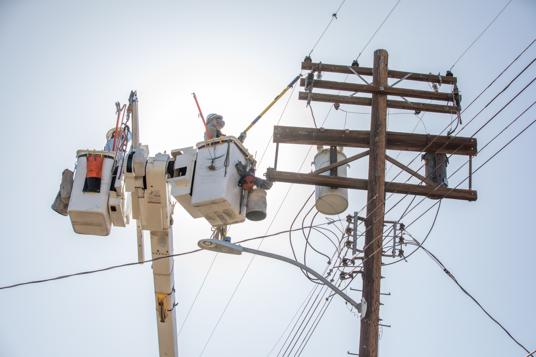APS Lineworkers in Bucket