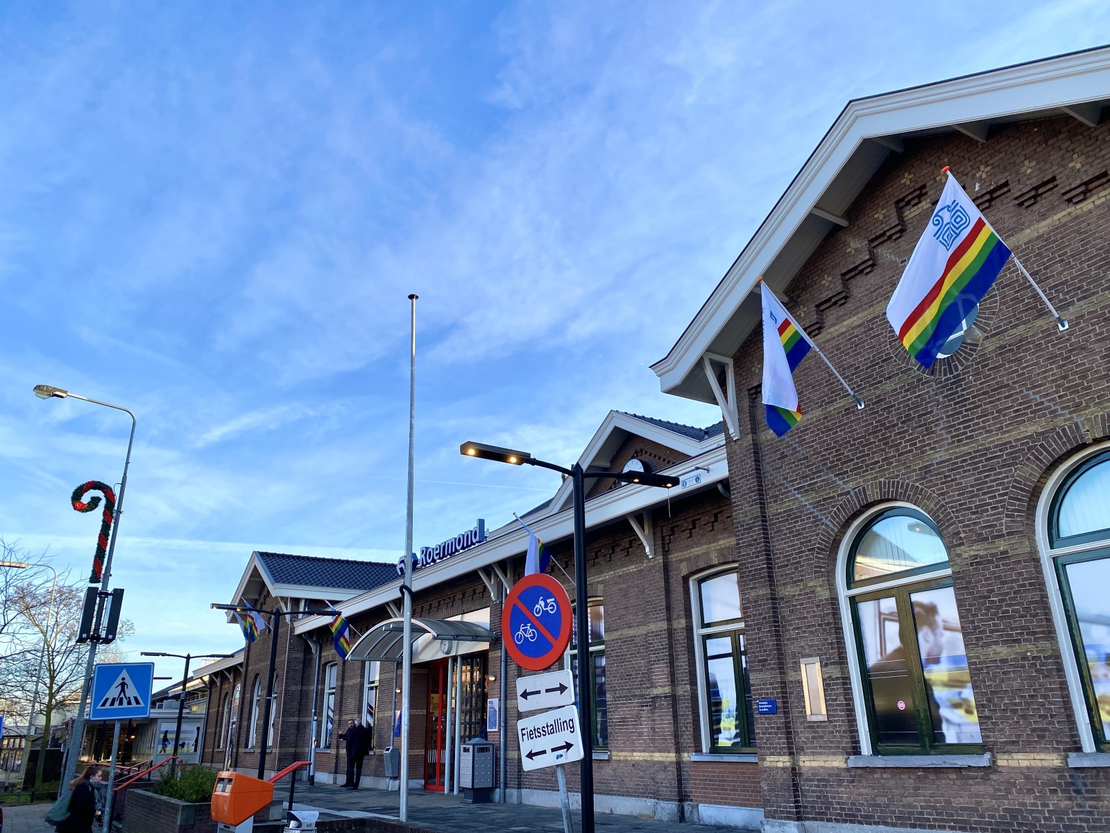 Station Roermond met vlaggen