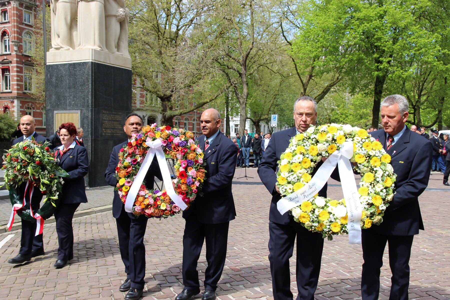 4 mei: 2 minuten stilte, 5 mei: meer en langere treinen naar festivals